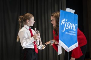 Reportage autour du ‘’Junior Slow Melody Contest ‘’ le samedi 27 janvier à Wiler dans le Lötschental. Il s’agit de la 20ème édition.Lea Fugnasesi remporte le concours de Soliste 2024 (©Louis Dasselborne).